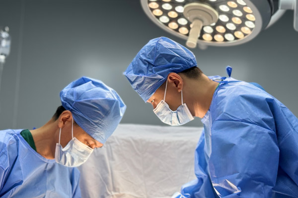 辽宁下肢静脉曲张的新研究进展：手术与非手术治疗方法的比较与选择